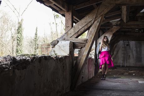 « Oui » à la jupe rose fuchsia complètement kitsch !