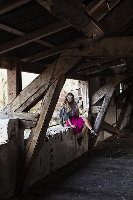 « Oui » à la jupe rose fuchsia complètement kitsch !