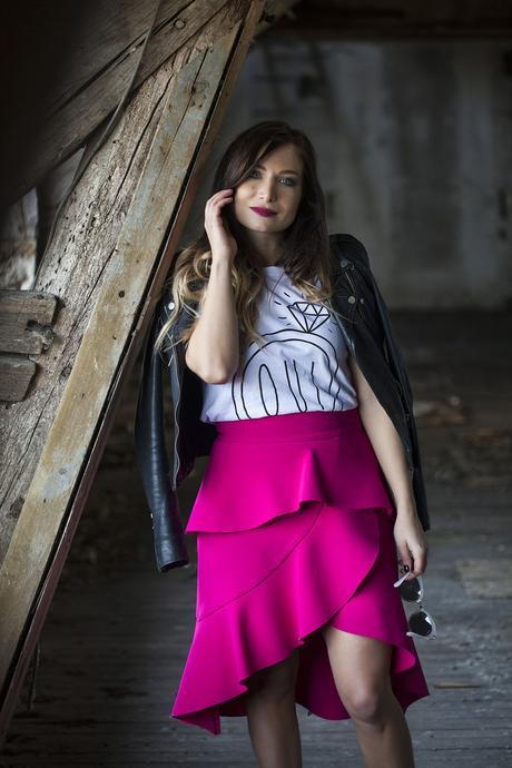 « Oui » à la jupe rose fuchsia complètement kitsch !