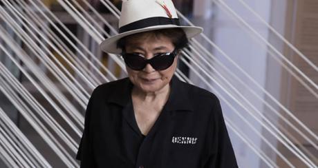 [Revue de Presse] Yoko Ono à l’article de la mort? « Elle ne va pas bien du tout »