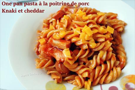 One pot pasta à la sauce tomate, poitrine de porc/knacki et cheddar