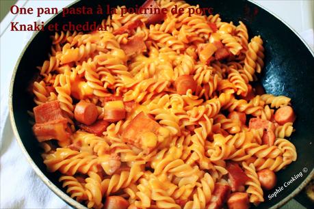 One pot pasta à la sauce tomate, poitrine de porc/knacki et cheddar