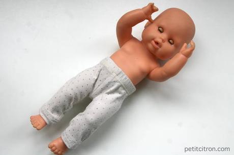 Nouveau DIY spécial recyclage : retailler un pantalon de bébé pour en faire un vêtement de poupon