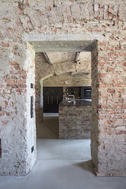 Collectif Project Inside / Monochrome : un intérieur entièrement en briques /