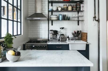 petit studio cuisine bleu fonce verrière marbre