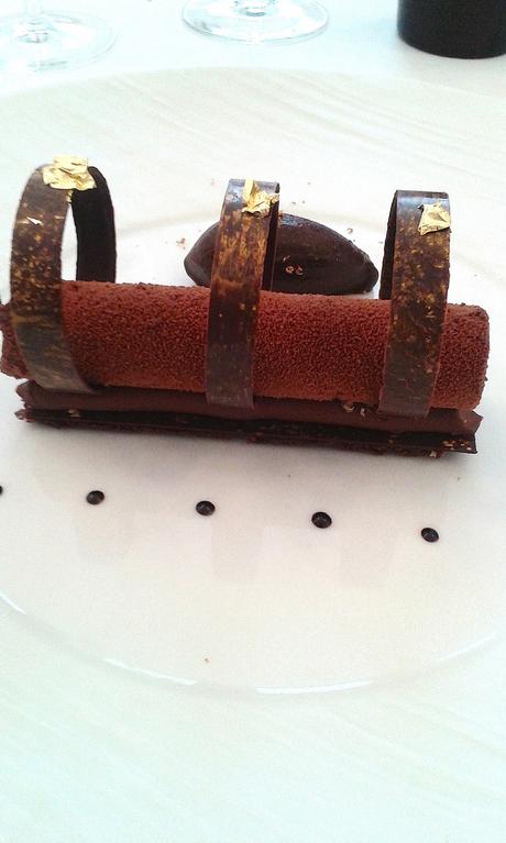 Chocolat noir et fondant, Tonka râpée. © Gourmets&Co
