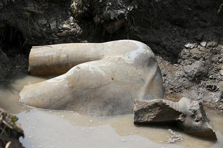 Un statue colossale représentant probablement Ramsès II découverte au Caire