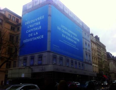 Comment attirer plus de clients dans un magasin, une boutique, un restaurant… via l’affichage et la PLV extérieure ?