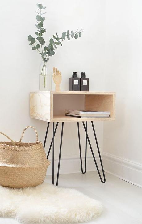 La table de nuit meuble en contreplaqué est un projet de DIY déco simple pour un résultat minimaliste et élégant.