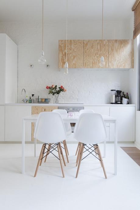 le meuble en contreplaqué dans la cuisine permet de créer une atmosphère scandinave et minimaliste lorsquil est associé au blanc.