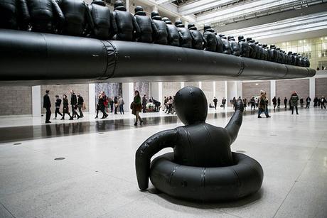 Ai Weiwei rend hommage aux réfugiés à Prague