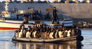 Un millier de migrants secourus au large de la Libye