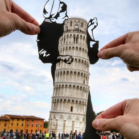 Il transforme ses photos de vacances avec des silhouettes en papier