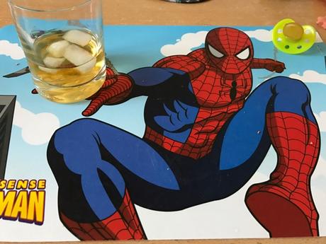 Spiderman me sert un whisky