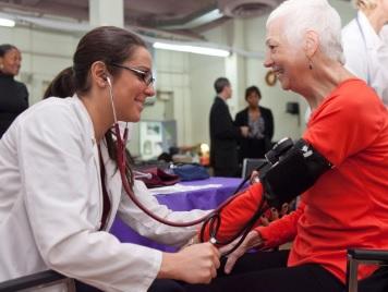 BÉNÉVOLAT INFIRMIER :  Quand les infirmières améliorent la santé de leurs communautés – Policy, Politics, & Nursing