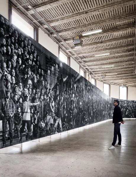 Le photographe JR déploie une fresque monumentale au Palais de Tokyo