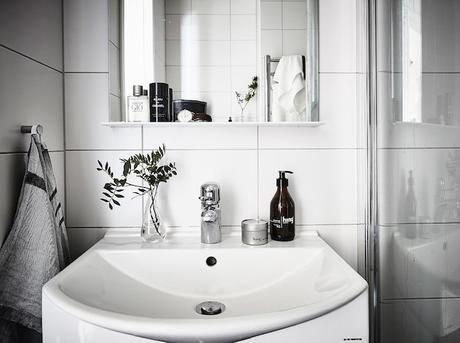 salle de bain minimaliste grise noire blanche