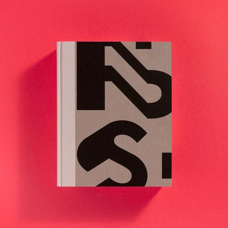 Le premier livre sur Paula Scher, la papesse du graphisme