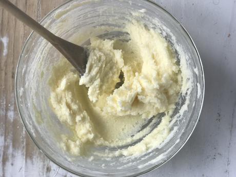 Le Gâteau « Francis » ou « Carré rouge » de l’île Maurice, un quatre quart enrobé de sirop et de noix de coco ! Le Gâteau « Francis » ou « Carré rouge » de l’île Maurice, un quatre quart enrobé de sirop et de noix de coco !