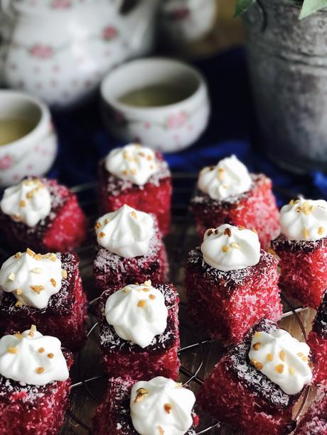 Le Gâteau « Francis » ou « Carré rouge » de l’île Maurice, un quatre quart enrobé de sirop et de noix de coco ! Le Gâteau « Francis » ou « Carré rouge » de l’île Maurice, un quatre quart enrobé de sirop et de noix de coco !