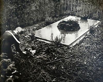 Bayreuth 1933: le recueillement sur la tombe du grand-père