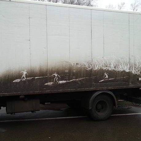 Dessins sur la poussière des camions