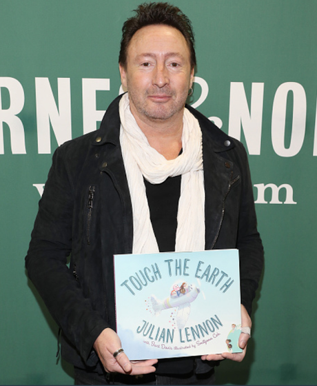 Julian Lennon : quelques photos de sa séance de dédicaces à NYC