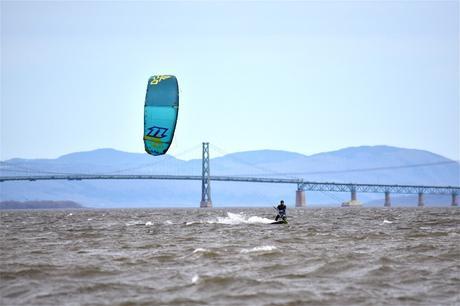 Quoi faire à Québec en quelques idées d’activités Simon en kitesurf dans la baie de Beauport.