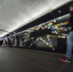 50 mètres d’art signés Neil Wood à la station de métro  Charles de Gaulle – Étoile