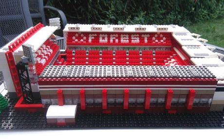 Foot : il reproduit les stades de Premier League en Lego.