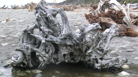 je te suis bien plus proche qu'étranger