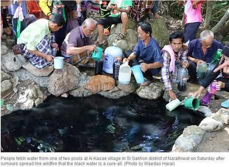 Thaïlande, l'eau noire aux effets bénéfiques attire les foules