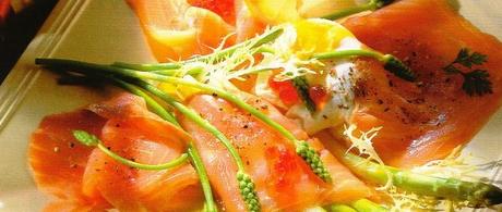 Assiettes de saumon fumé aux asperges vertes