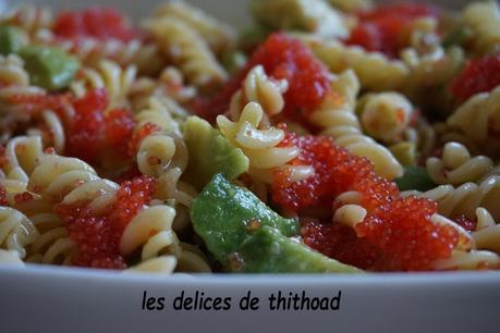 salade de pâtes, avocat et oeufs de lompe