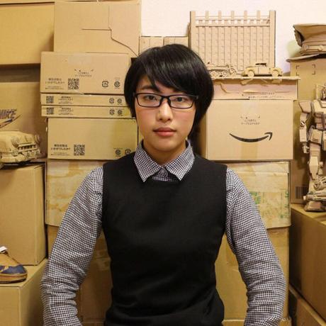 Cette artiste transforme des boîtes en carton Amazon en sculptures impressionnantes