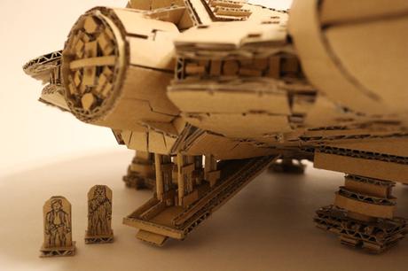 Cette artiste transforme des boîtes en carton Amazon en sculptures impressionnantes