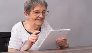 femme senior utilisant une tablette