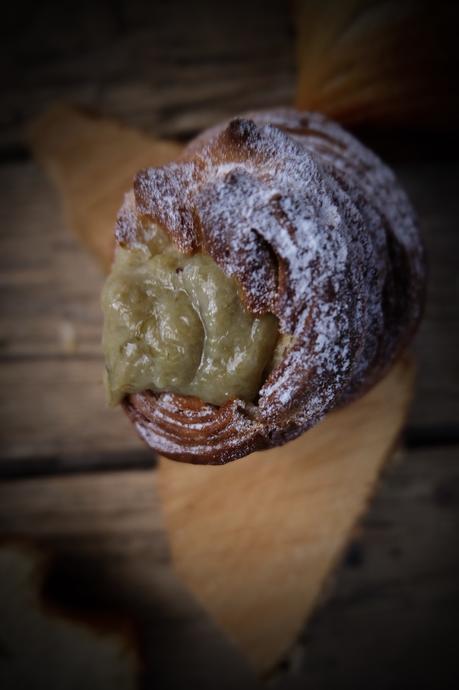 Cruffin à la rhubarbe