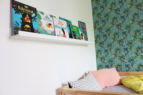 chambre enfant papier peint étagère livres ikea déco