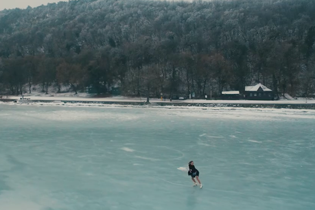 Une patineuse nous fait découvrir le lac gelé de Balaton en Hongrie