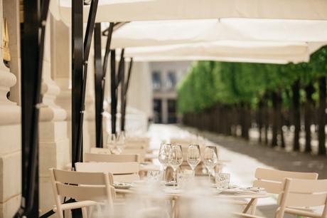 RETOUR DE LA TERRASSE AU RESTAURANT DU PALAIS ROYAL, PREMIÈRE ÉTOILE AU GUIDE MICHELIN