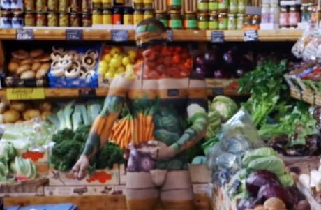 Body painting: un vendeur invisible piège les clients d’une supérette