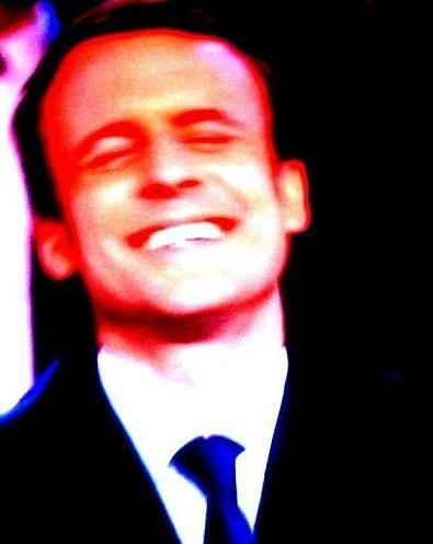 Emmanuel Macron sacré roi par le peuple de France