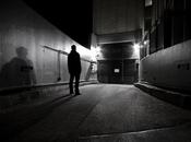 L’obscur compagnon route photographie nuit urbaine