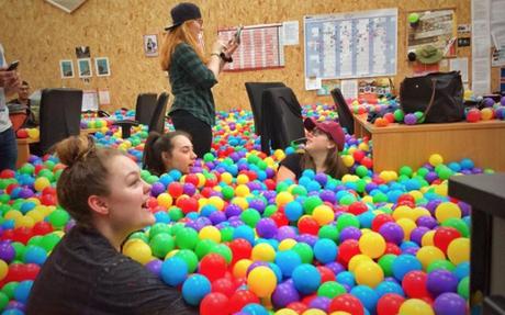 Cette agence transforme ses bureaux en piscine à balles géante !