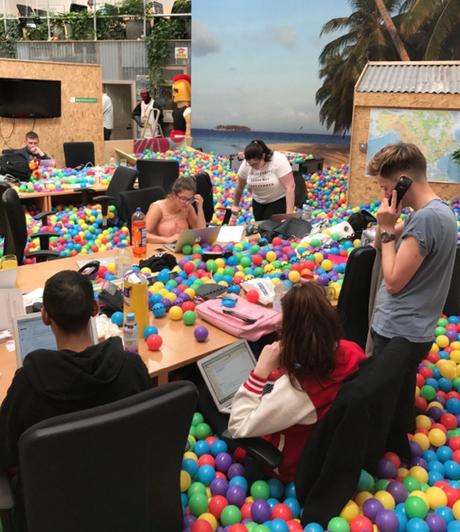 Cette agence transforme ses bureaux en piscine à balles géante !