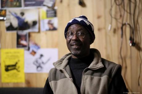 Lamine, professeur de Djembé en plein cœur du 18ème arrondissement.