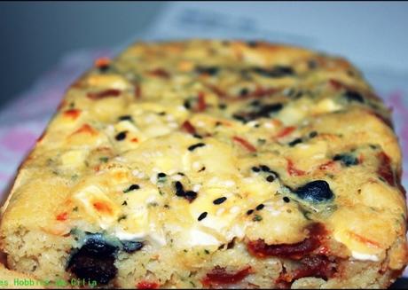 Cake léger au chèvre, tomates séchées et olives noires !