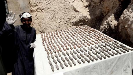 Plus de 1000 statuettes et 10 sarcophages découverts dans une tombe de l'ère pharaonique à Louxor