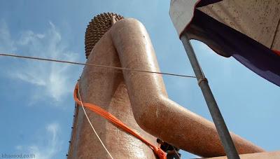 Wat Bang Phra. 50000 oeufs et de longues robes pour bouddha (vidéo)
